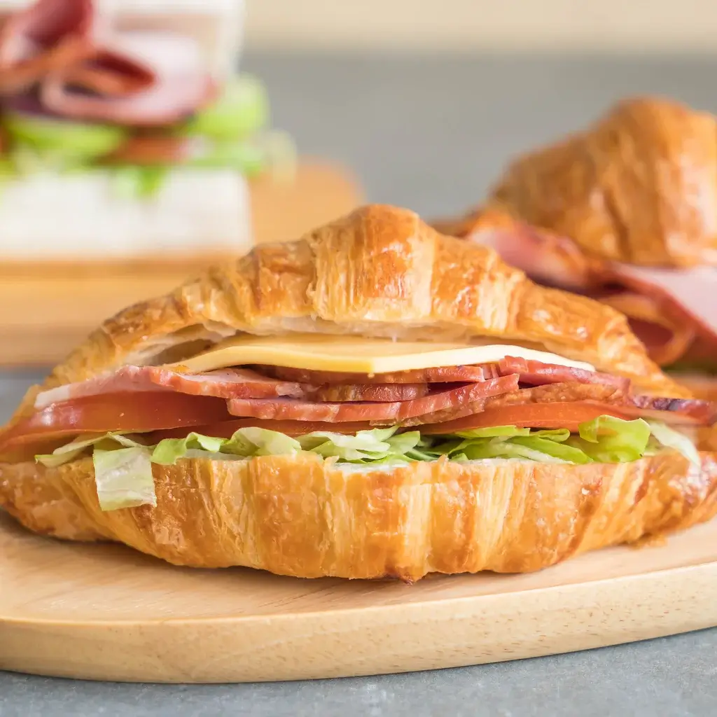 bacon eggs croissant sandwich
